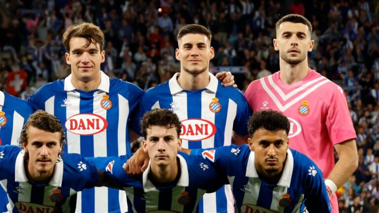 Roberto Fernández y Urko González de Zárate, en el once del derbi ante el FC Barcelona