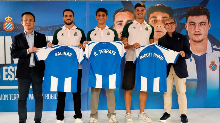 José Salinas, Ramon Terrats y Miguel Rubio posan con la blanquiazul en el RCDE Stadium