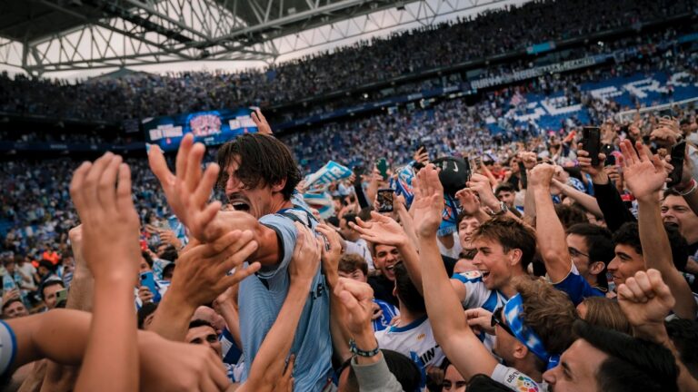 Pere Milla celebrando la promoción con la afición