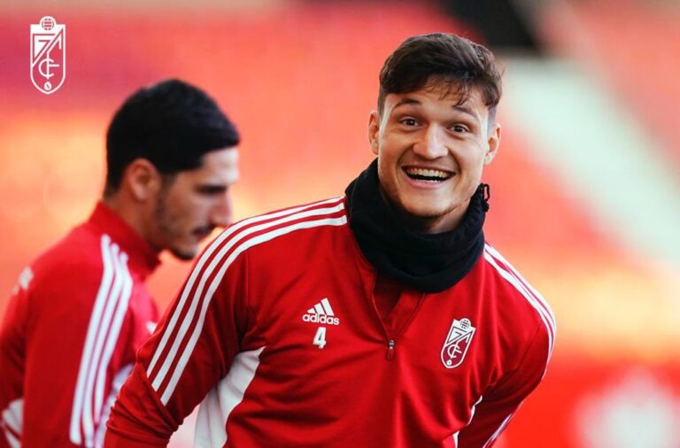 Miguel Rubio transmite buen rollo en un entrenamiento con el Granada CF