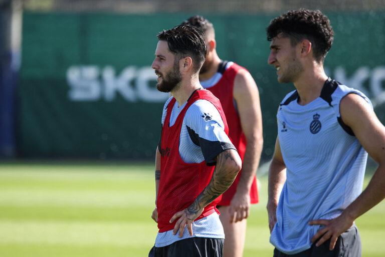 Miguelón, en primer plano, junto a Roger Martínez. Foto: RCDE