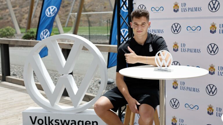 Mika Mármol se presenta a la afición grancanaria como nuevo jugador de la UD Las Palmas
