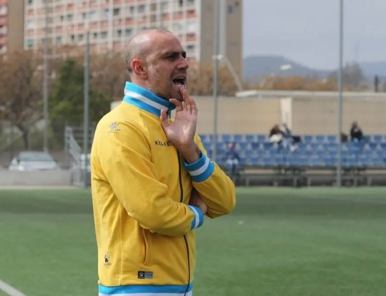 Moises Hurtado dirige como entrenador un partido del Espanyol