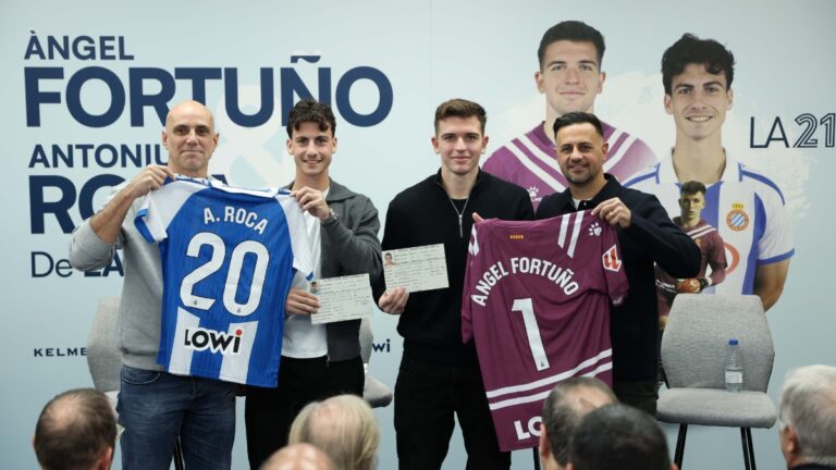 Moises Hurtado y Javi Márquez, los ‘padrinos’ de Antoniu Roca y Àngel Fortuño Antoniu Roca y Àngel Fortuño pasan su acto de 'La21' al primer equip