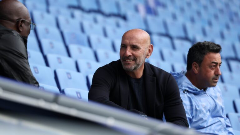 Monchi, en la grada del RCDE Stadium, presenciando un entrenamiento del Espanyol
