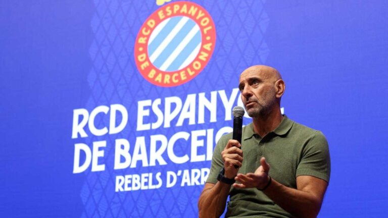 Monchi: «No tenemos ninguna oferta por Roberto Fernández» Monchi se dirige a los medios de comunicación en el RCDE Stadium