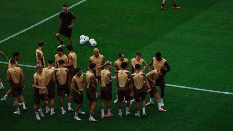 Monchi encaja las piezas del puzzle La plantilla del Espanyol hace un túnel en el entrenamiento previo al partido ante el Real Madrid