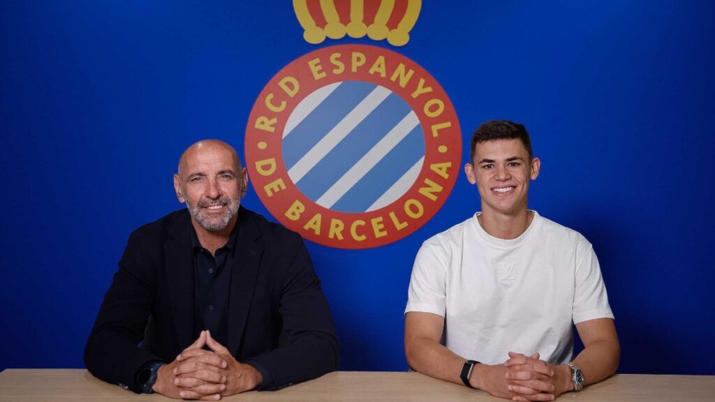 Monchi y Gabriel Moscardo posan con el escudo del Espanyol