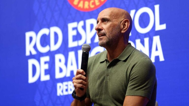 Monchi atiende a los medios de comunicación en el RCDE Stadium
