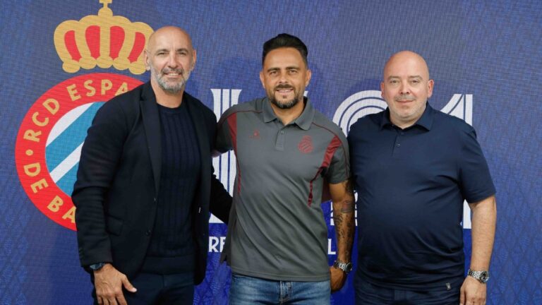 Sergio García ha sido presentado como nuevo entrenador del Espanyol B con Monchi y Marco Otero