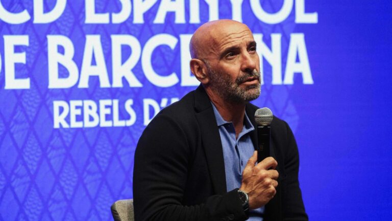 Monchi atiende a los medios de comunicación en el RCDE Stadium