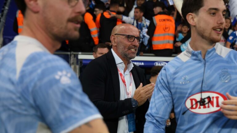Monchi: «No vamos a sobrepagar por desesperación» Monchi, en el área técnica del RCDE Stadium después del Espanyol - Athletic Club de Bilbao