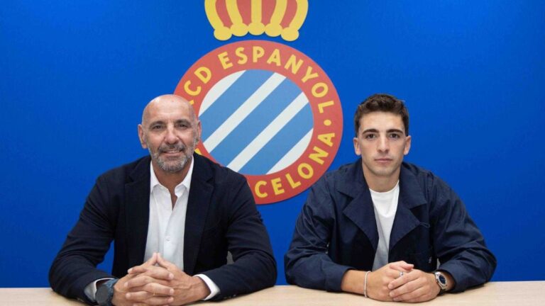 Monchi y Àlex Calatrava, el día de la presentación del mediapunta como nuevo jugador del Espanyol