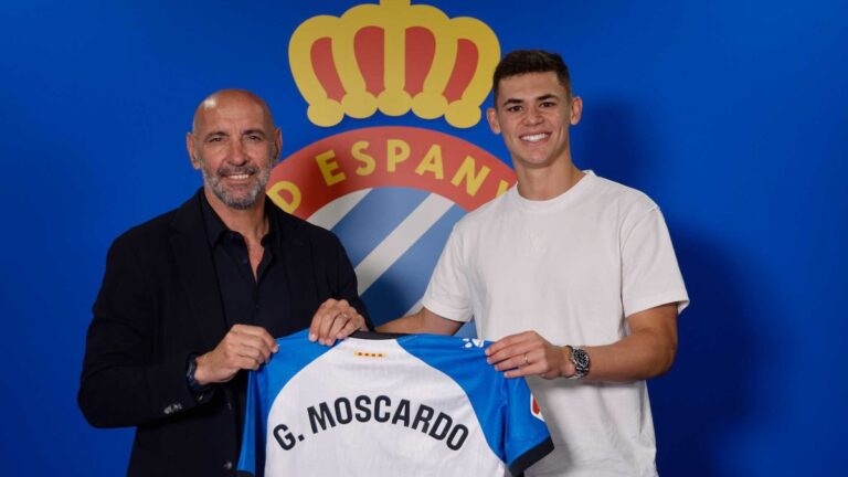 Monchi posa junto a Gabriel Moscardo con la camiseta del Espanyol