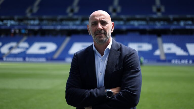 Monchi se fotografía en el RCDE Stadium al oficializarse su fichaje