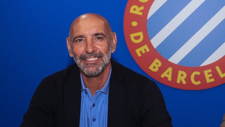 Monchi posa con el escudo del Espanyol de fondo
