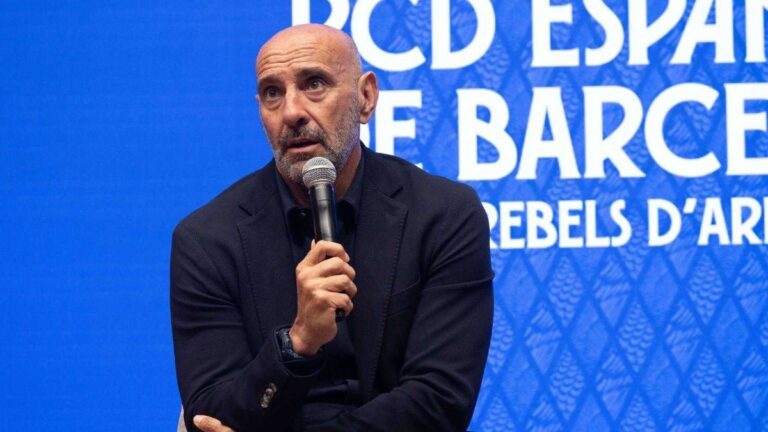 Monchi se dirige a los medios de comunicación en el RCDE Stadium