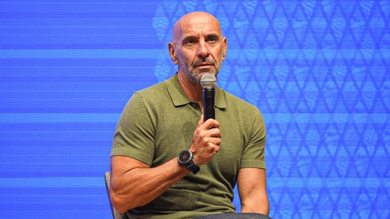 Monchi, en la sala de prensa del RCDE Stadium valorando el mercado