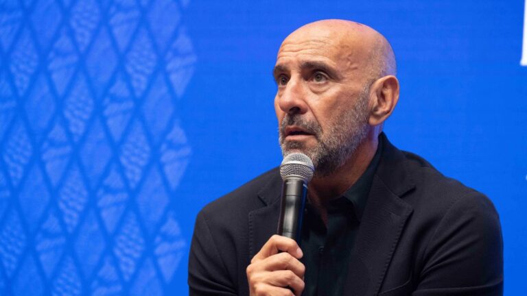 Monchi atiende a los medios de comunicación en el RCDE Stadium