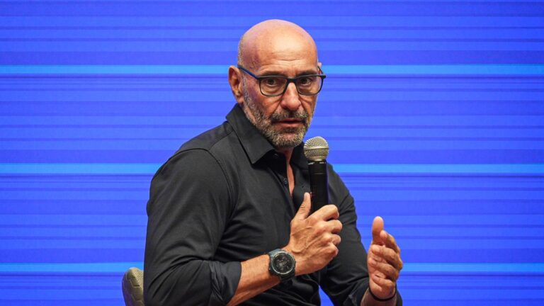 Monchi atiende a los medios de comunicación después del mercado de fichajes