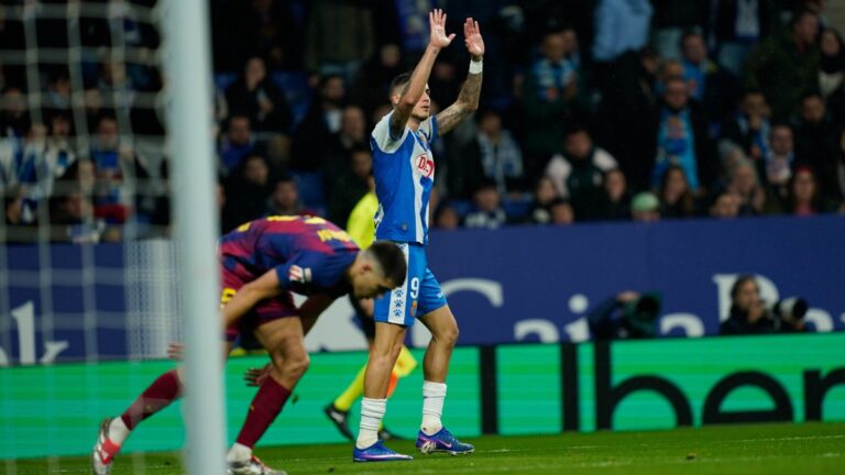 Roberto Fernández eleva las manos en el Espanyol - FC Barcelona
