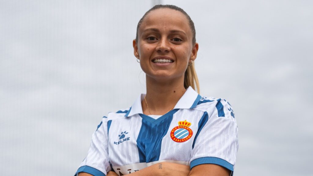 Naima García: "Nos vemos con posibilidades de puntuar ante el Atlético de Madrid" 1 Naima García atiende a 'El 1900' con la camiseta del Espanyol Femenino