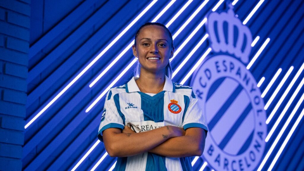 Naima García: "Nos vemos con posibilidades de puntuar ante el Atlético de Madrid" 2 Naima García posa con el escudo del Espanyol en la CE Dani Jarque