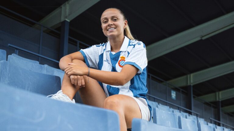 Naima García, en las gradas del Campo1 de la CE Dani Jarque