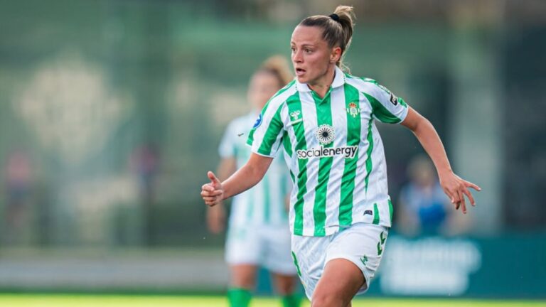 Naima Garcia conduce un balón en un partido del Betis Féminas