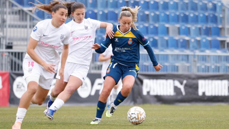 Naima García, en su momento cumbre de la temporada Naima García, titular en el Madrid CFF - Espanyol Femenino