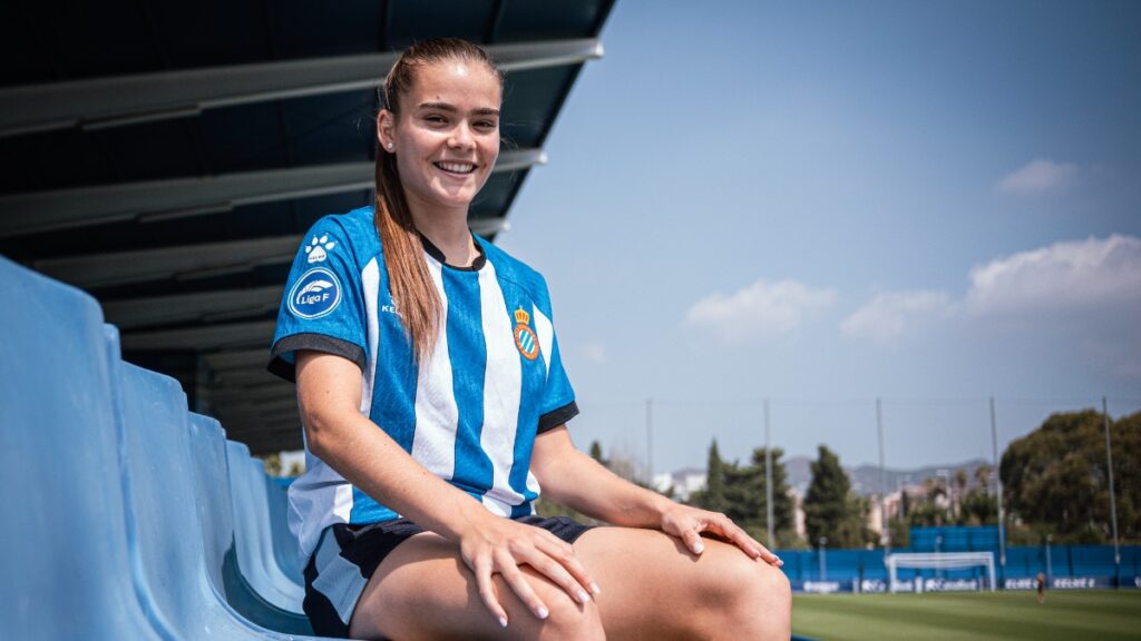 Natalia Escot: "La cercanía y la confianza fue lo que me hizo venir al Espanyol" 1 Natalia Escot, en el Campo 1 de la CE Dani Jarque con 'El 1900'