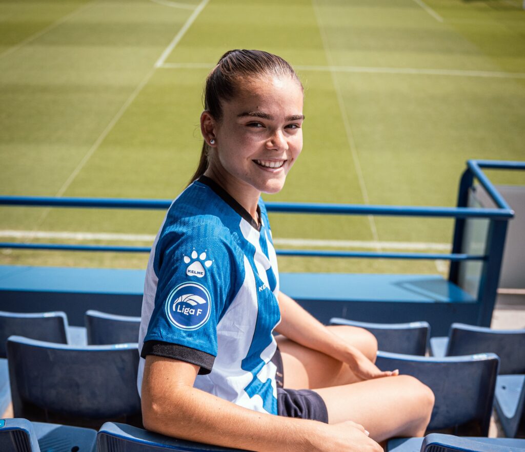 Natalia Escot: "La cercanía y la confianza fue lo que me hizo venir al Espanyol" 2 Natalia Escot, en la CE Dani Jarque con 'El 1900'