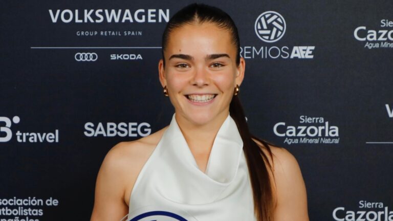 Natalia Escot presume de goles con un galardón Natalia Escot, en una gala de AFE como jugadora del Espanyol Femenino