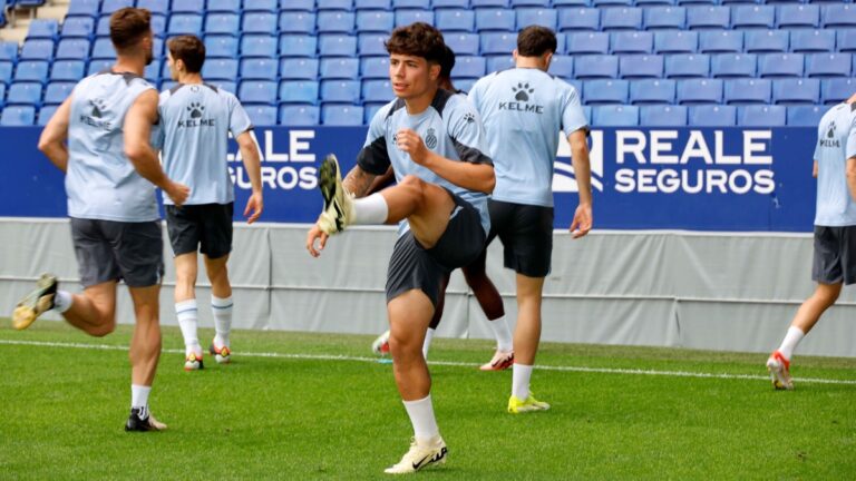 Nico Melamed entrena en el RCDE Stadium con el Espanyol