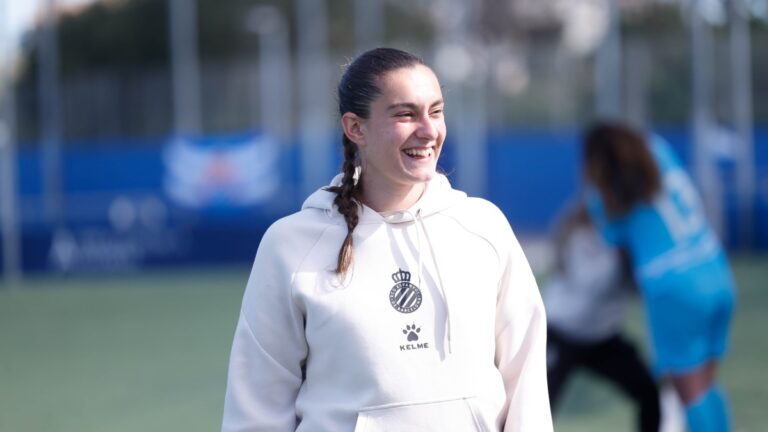 Nora Fernández sonríe en la previa del Espanyol Femenino B - Vic Riuprimer