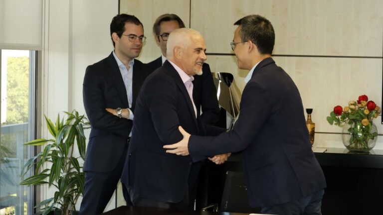 Apretón de manos entre Alan Pace y Mao Ye por la venta del Espanyol