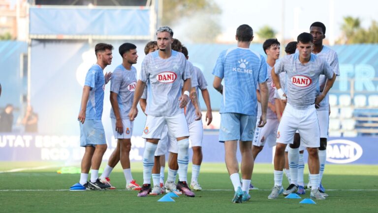 Parte de los jugadores del Espanyol B se preparan para un amistoso en la CE Dani Jarque