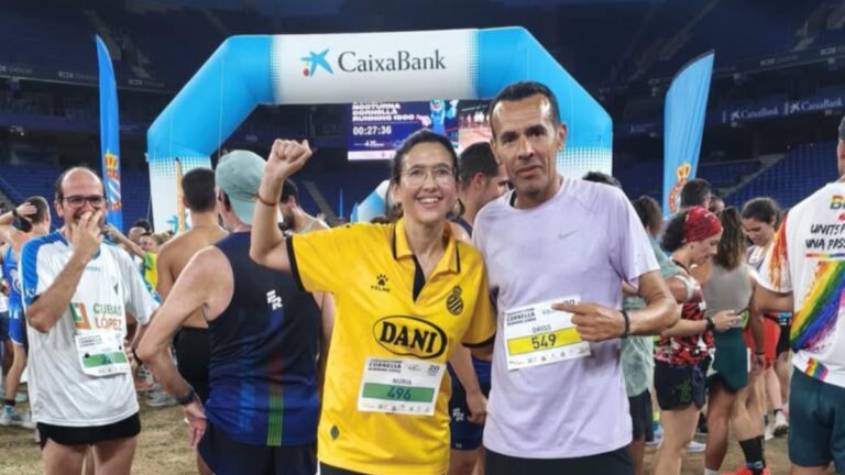 La Consellera Núria Parlon luce con orgullo la camiseta del Espanyol Nuria Parlon, en la Cursa Nocturna Cornellà Running 1900 con la camiseta del Espanyol