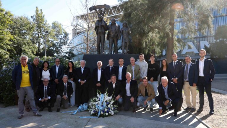 Alan Pace, presente en la ofrenda floral al monumento de la afición Ofrenda estatua de la afición