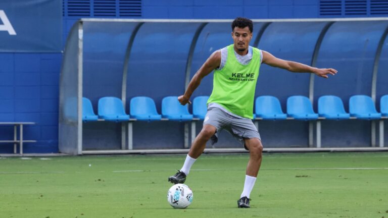 Omar El Hilali controla un balón en un entrenamiento de la pretemporada