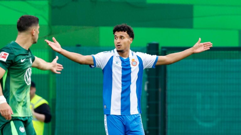 Omar El Hilali en el AOK Arena de Wolfsfburgo con el Espanyol