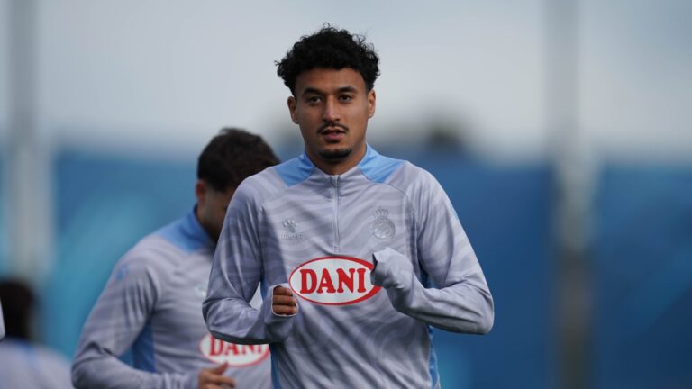 Omar El Hilali entrena junto a sus compañeros en la CE Dani Jarque