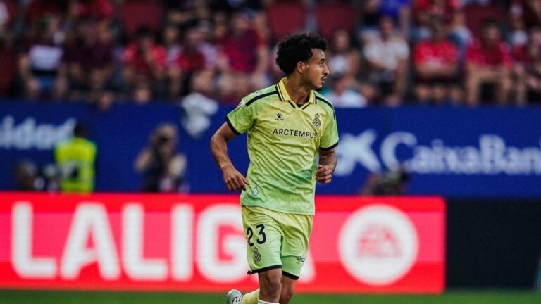 Omar El Hilali cumplirá la pena mínima ante el Elche CF Omar El Hilali corre la banda de El Sadar en el CA Osasuna - Espanyol