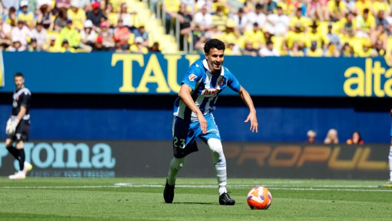 Omar El Hilali se hace con un balón en el Villarreal CF - Espanyol
