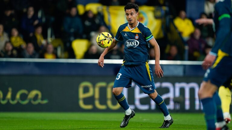 Omar El Hilali controla con el pecho un balón en La Cerámica