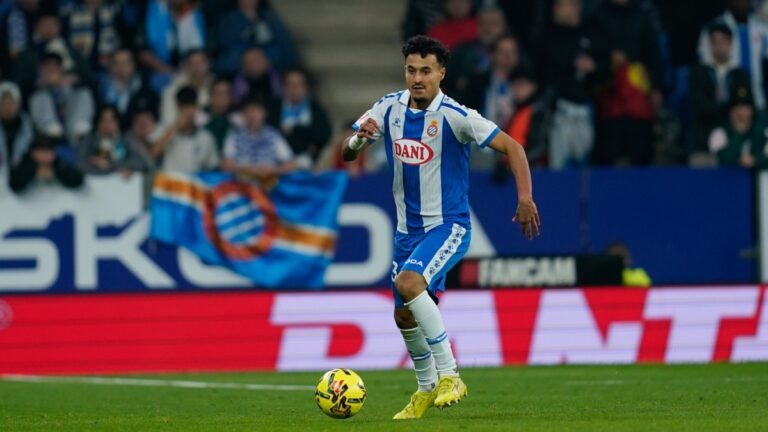 Omar El Hilali conduce un balón en el Espanyol - Girona FC