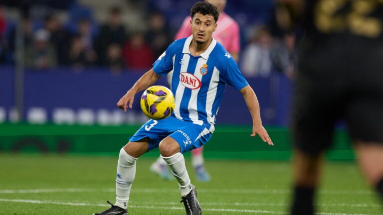 Omar El Hilali pelea un balón en el RCDE Stadium