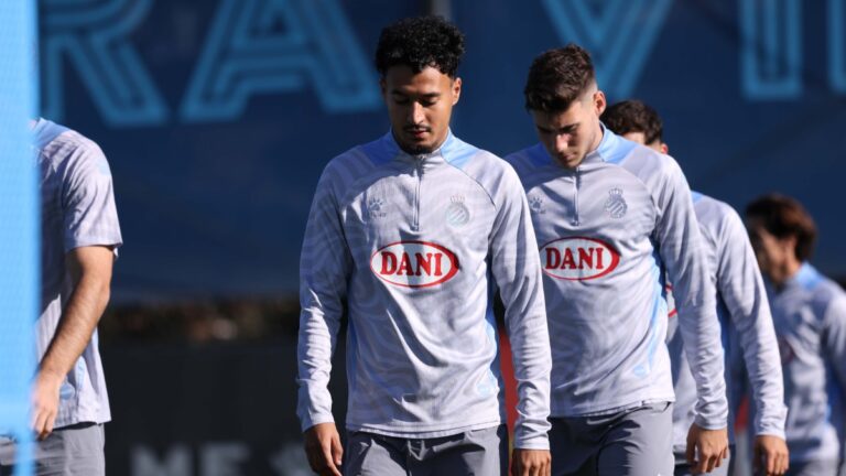 Omar El Hilali, cabiz bajo en una sesión de entrenamiento con el Espanyol