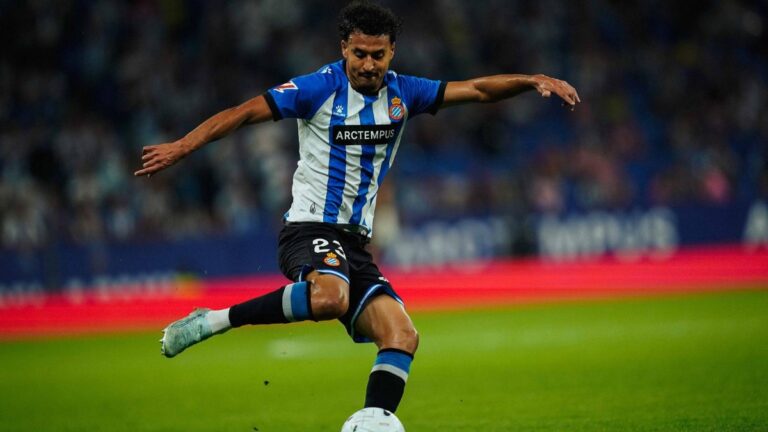 El canterano perico se muestra concentrado delante del balón