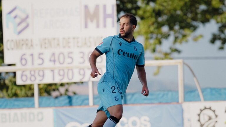 Omar Sadik viste la camiseta del Ceuta en un partido amistoso